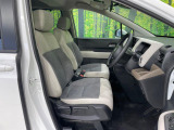 運転席まわりには十分なスペースがあり、大柄な方でもゆったり運転していただける環境です。
