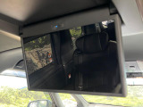 【フリップダウンモニター】大画面モニターで後席でもエンタメをお楽しみいただけます。小さなお子様にも大人気の装備です♪