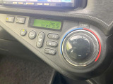 【オートエアコン】一度お好みの温度に設定すれば、車内の温度を検知し風量や温度を自動で調整。暑い&hellip;寒い&hellip;と何度もスイッチ操作をする必要はありません。快適な車内空間には必須の機能ですね♪