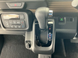 オートマチックシフトレバーは、手になじみ操作しやすい形状で安全運転にもつながります♪