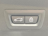 ●電動リアゲート:ワンタッチでリアゲートの開閉ができ、荷物などで両手が塞がっている状態でも簡単に開閉ができる便利機能です。