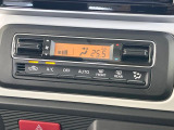 【オートエアコン】一度お好みの温度に設定すれば、車内の温度を検知し風量や温度を自動で調整。暑い&hellip;寒い&hellip;と何度もスイッチ操作をする必要はありません。快適な車内空間には必須の機能ですね♪
