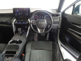 革巻きステアリングで快適な操作性の運転席です。