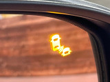 【ブラインドスポットインフォメーション】走行中、ドアミラーの死角になりやすい箇所に後続車が接近するとサイドミラー付近に警告を表示、ドライバーに注意喚起をしてくれます。