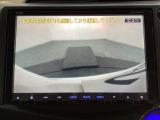 ギヤをR(バック)に入れるとナビの画面に後ろの映像が映るリアカメラ付です。後退時、コンディションが悪い視界でもカラーバックモニターがドライバーをサポートします。