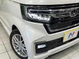 【LEDヘッドライト】悪天候や夜間走行時も良好な視界を確保し安心して運転できる高輝度LEDヘッドライトを装備!点灯速度が早く、消費電力も抑えられています。