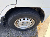タイヤ残り溝が1.6mmになる目安として「スリップサイン」が設けられています。この車はまだまだ残っておりますので、安心してお乗り頂けます!