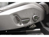 運転席にはパワーシートが付いており、細かいポジショニングやメモリーが可能です。体型を問わず、ドライビングポジションを設定することが可能です。