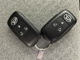 スマートキーを装備しています☆カギをカバンやポケットに入れて頂いた状態でドアロックの開閉やエンジンスタートをして頂けますよ!とても便利な装備です!