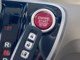 【Hondaスマートキー】カバンやポケットに入れたままでもドアの施錠・解錠が可能なスマートキーを装備。エンジンのオン・オフ時もカギを取り出す必要が無いからとっても便利です♪