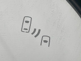 【ブラインドスポットモニター】走行中、ドアミラーの死角になりやすい箇所に後続車が接近するとサイドミラーのレンズに警告を表示!ドライバーに注意喚起をしてくれます。