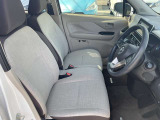 運転席まわりです。実際に座ってみて、乗り心地を体験してみてください,視界も良好です