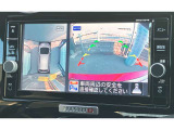 アラウンドビューモニターです。4つのカメラからの映像を合成・処理することで空から見下ろすような視点で周囲を確認でき、駐車時のクルマの位置確認がスムーズになります。