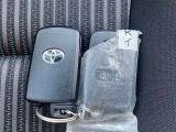 スマートエントリーキーシステムです。鍵を持っていればドアロック、解除、エンジン始動も楽チンです。イチイチ鍵を出す手間も無くなりますよ。悪天候時にも重宝しますね。