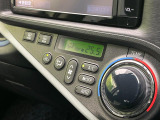 【オートエアコン】一度お好みの温度に設定すれば、車内の温度を検知し風量や温度を自動で調整。暑い&hellip;寒い&hellip;と何度もスイッチ操作をする必要はありません。快適な車内空間には必須の機能ですね♪