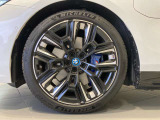 BMWの純正アロイホイールは軽量かつ強度にも優れているホイールで走行性能を引き上げる設計になっております。足元にもBMWは妥協がなくこだわっている個所になります。