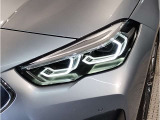 【LEDヘッドライト】先進のLEDテクノロジーを採用。放射される白色光の周波特性は太陽光に近く、バイキセノン・ヘッドライトを上回るコントラストで更に明るく輝きます!