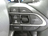 ステアリングスイッチでクルーズコントロール機能の操作ができます。長距離の高速走行時の疲労軽減や燃費に役立ちます。