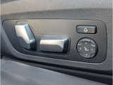 運転席メモリー付きフロント電動シート装備。