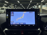 ディスプレイオーディオやカーナビは、現代のドライブにおいて欠かせない装備のひとつです。初めての場所でも迷いにくく、快適なルート案内で運転をサポートします。移動中のエンターテインメント性も高まります。