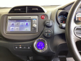 運転席は、大きな座面と包み込むような背もたれがドライバーの身体全体をしっかり支えます。上質なシート素材と座り心地のよいクッションを採用し、長時間の運転やコーナーの多い道も快適です