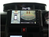 パノラミックビューモニター装備!トップビュー&フロントビュー・車両に取り付けたフロント、サイド、バックカメラの映像を合成して画面上に表示させることで、低速時の運転を補助する装置です。
