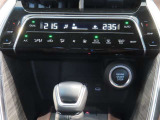 左右独立温度コントロールフルオートエアコンです。運転席、助手席それぞれで独立して温度設定ができます。冷え性の方が乗っても安心ですね♪