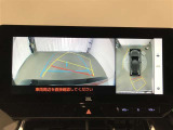 【パノラミックビューモニター】専用のカメラにより、上から見下ろしたような視点で360度車の周囲を確認することができます。
