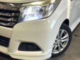 【LEDヘッドライト】悪天候や夜間走行時も良好な視界を確保し安心して運転できる高輝度LEDヘッドライトを装備!点灯速度が早く、消費電力も抑えられています。