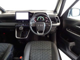 革巻きステアリングで快適な操作性の運転席です。