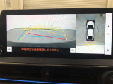 【パノラミックビューモニター(床下透過表示機能付)】クルマを上から見たような画像をディスプレイに表示し、運転席から確認しにくい箇所も確認できます。車両直下及びタイヤ付近のアンダーフロアの確認も可能です