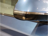 【BMWミラー】視認性の高いスタイリッシュなミラー。自動防眩機能も付いており夜間のドライビングをサポートします。
