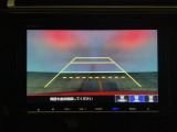 【バックカメラ】運転が苦手な方も車庫入れラクラクです!ギアをリバースに入れれば自動的に切り換わりますので、面倒な操作は不要です♪狭い駐車場もお車を傷つけず安心ですね!