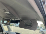 サンバイザーにはバニティミラーとチケットホルダーがついています。