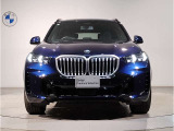 【BMWの伝統-1】BMWの特徴的な&ldquo;キドニーグリル&rdquo;は、80年以上続く伝統の形でございます。変わらないこだわりのデザインが、プレミアムブランド&ldquo;BMW&rdquo;を創り出します。