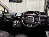 運転の際、常に目にする部分だけにシックで飽きのこないデザインが良いですね。