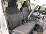 運転席まわりには十分なスペースがあり、大柄な方でもゆったり運転していただける環境です。