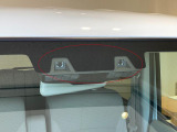 デュアルカメラブレーキサポート(DCBS) フロントガラス上部にあるセンサー部です。ステレオカメラで車両前方の状況を検知し各種制御を行います。衝突被害軽減ブレーキ・誤発進抑制機能・車線逸脱警報機能 等