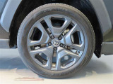 純正のアルミホイール装着車です。タイヤサイズは235/55R19です。