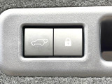 【パワーバックドア】スマートキーや運転席のボタンを押すだけでリアゲートが自動で開閉します!荷物を持っている時や、高い位置にあるバックドアを閉める際に便利な機能です♪