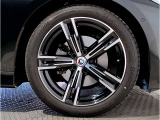 【BMWアロイホイル】軽量かつ強度に拘ったアロイホイル。走行性能ポテンシャルを引き出す設計。車の足元を引き締めてくれる大きなポイントはアロイホイルです。