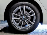 BMWの純正アロイホイールは軽量かつ強度にも優れているホイールで走行性能を引き上げる設計になっております。足元にもBMWは妥協がなくこだわっている個所になります。