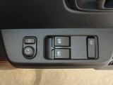 電動格納ミラーあり。駐車の時に便利です。パワーウインドウも付いてます。