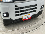 クリーナーを施工箇所全体に噴霧を行い、汚れ箇所を中心にブラッシングします。その後、専用の機械を使い、リンサーまたはスチーム洗浄で汚れを落としております。