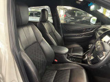 運転席の画像です。足元やシートまわりに余裕があり、リラックスした姿勢で運転が可能です。視界も良好で操作系へのアクセスもしやすく、快適で安心感のあるドライブをサポートします。