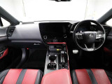 上質で落ち着いた印象のインパネ。視界も広々で運転しやすいです。