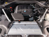 【BMWエンジン】革新的なガソリン・エンジン・テクノロジーによる高性能かつ高効率。レスポンスの良いパワーを発揮。常にスムーズな吸気を実現しアクセル開度にダイレクトに反応しドライビングを楽しく演出。