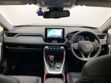 シンプルながら機能性あふれる運転席廻りです。視界性もよく、運転しやすいですよ。