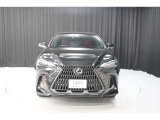 エクステリアは、一目でLEXUSとわかるスピンドルグリルを起点に、人が乗るキャビンの前後を大胆に絞り込んだ菱形のボディと力強く張り出したホイールフレアを融合させ、タイヤの存在を強調しています。