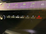 操作制しやすいカープレイ対応のタッチスクリーンはエアコン操作、ドライバー設定を行います。